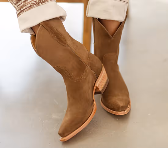 Free Black Star Boots: Claim Your Exclusive Pair Now!